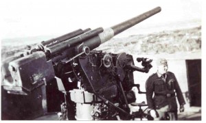 Kanon van de flak batterij bij Hollum. Batterij was gelegen aan het einde van de Oranjeweg nabij de vuurtoren. (foto 1 januari 1943)