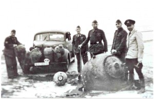 Opruimen van een Engelse zeemijn ( de MK 13) op het strand Zuidwest bij Hollum door Oberstabsfeldwebel Gerhard. De explosievenexpert van de Marine Flakabteilung 246 reisde rond door het bij de afdeling behorend gebied. Daaronder vielen ook Terschelling, Vlieland en Ameland. Hij kwam om in 1942 bij het onschadelijk maken van een magnetische mijn op Vlieland. (foto 9 september 1941)