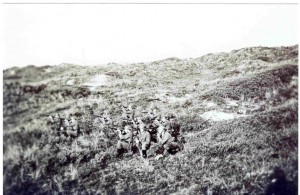 Duitse soldaten oefenen in de duinen bij Hollum. (foto 27 oktober 1940)
