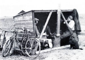 Tewerkgestelde eilanders in schaftkeet in de NO polder tijdens WO II. (foto 29 augustus 1944)