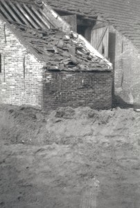 Op 21 september 1940 liet een Duitse bommenwerper 7 bommen los boven het dorp Hollum. Aan de schuur en woning naast de Doopsgezinde kerk aan de Herenweg werd forse schade toegebracht. (foto 22 september 1940)