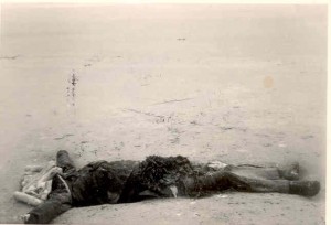 Stoffelijk overschot van een militair aangespoeld op het strand. (foto 29 juni 1940)