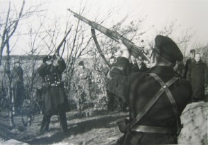 Erewacht van de Nederlandse Marine op de algemene begraafplaats te Nes bij de begrafenis van een Duitse piloot die neerstortte bij Ameland voor aanvang van de oorlog in 1940. (foto 10 april 1940)