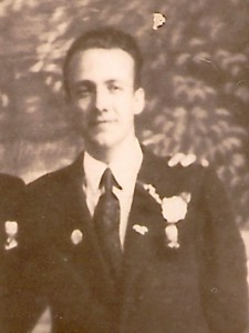 Wijnand Visser, geboren op 21-11-1884. Voer in mei 1940 als bootsman op het passagiersschip SS Costa Rica van de KNSM. Het zou de laatste reis zijn van Wijnand Visser. Maar toen brak de oorlog uit en het schip werd als troepentransportschip in gebruik genomen. Op weg naar Kreta is het schip op 27 april 1941 door Duitse vliegtuigen gebombardeerd en gezonken. De gehele bemanning is gered. Het is een lange laatste reis geworden. (foto 20 mei 1925)
