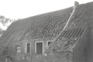 Zwaar beschadigde huizen en schuur aan de Herenweg te Hollum nadat een Duits bommenwerper 7 bommen boven het dorp Hollum liet vallen. De Duitse bezetter heeft altijd ontkend dat het een Duits toestel was. Maar het afwerpen van de bommen gebeurde tijdens de maanden waarin de slag om Engeland plaatsvond.  (foto 22 september 1940)