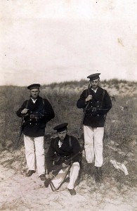 Wouter Bakker, Jan D. IJnsen en Geert de Vries tijdens de mobilisatie in Noord Holland. Vermoedelijk omgeving Den Helder of IJmuiden. Wouter Bakker en Jan D. IJnsen zouden later worden verplaatst naar Vlieland. (foto 23 septemebr 1939)