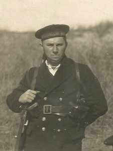Wouter D. Bakker, geboren op 30-09-1912 te Hollum was tijdens de mobilisatie als matroos ingedeeld bij de Koninklijke Marine. Standplaatsen Den Helder en Vlieland. Met andere Amelanders was hij tijdens het uitbreken van de oorlog op Vlieland. Alle andere Amelanders mochten naar hun eiland terugkeren van de Duitsers. Wouter moest echter naar Den Helder want daar stond hij in het bevolkingsregister ingeschreven. Wouter Bakker heeft lange tijd in Israel gewoond. Hij overleed  in Bat Yam bij Tel Aviv op 17 september 2007. (foto 20 april 1939)