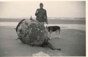 Nederlandse militair bij een aangespoelde zeemijn op het strand. Losgeslagen zeemijnen spoelden regelmatig aan.  (foto 20 september 1939)