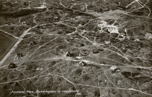 Zomerhuizen ten noorden van Nes. Op de ansichtkaart zien we linksboven een bunker die in gebruik is genomen als zomerhuis. (foto d.d. 29 juni 1948)