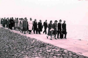 Een gezelschap op bezoek bij Burgemeester R. Walda loopt vanaf de veerboot naar Nes. Midden juli wordt een revue opgevoerd (Hollum?) waarvoor de bezoekers zijn uitgenodigd. (foto 15 juli 1945)