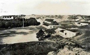 Overzichtsfoto van de Flakstelling/bunkercomplex bij Hollum. Waar nu (2014) de jeugdherberg Stay Okay staat. (foto d.d. 10 september 1943)