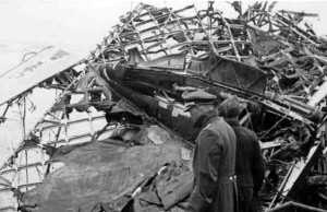 Duitse soldaten onderzoeken wrakstukken van een bij Ameland gecrashte bommenwerper van het type Vickers Wellington. Vermoedelijk op 3 augustus 1943 neergestort in de Waddenzee. (foto 15 augustus 1943)