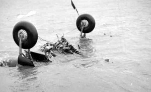 Onderstel van op het Wad neergestorte Vickers Wellington. (foto 5 augustus 1942)