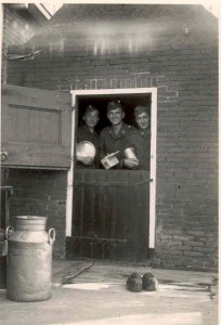 Melk wordt gehaald door Duitse soldaten bij een boerderij op Ameland. (foto 25 augustus 1941)