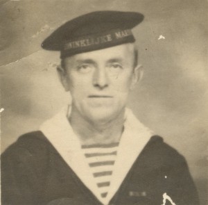 Frans Molenaar, geboren op 25-11-1900 te Nes en getrouwd met Maria Kooiker heeft vrijwel de gehele oorlog op schepen van de Koninklijke Marine gevaren. Hij kreeg een opleiding tot radarmonteur. In september 1945 keerde hij met het ms "Christiaan Huygens" terug naar Nederland. Het schip dat 261.000 mijl had afgelegd tijdens 39 reizen liep bij Westkapelle op een mijn, brak en was niet meer te bergen. De passagiers en dus ook Frans Molenaar werden door het ms "Tiba" aan boord genomen en naar Rotterdam gebracht. (foto 23 oktober 1941)