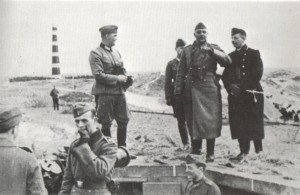 Inspectie van de kustverdediging bij de vuurtoren Hollum. Op de voorgrond een afstandsmeter. Deze is vermoedelijk tijdens de oorlog buit genomen van het Franse leger. (foto 15 januari 1943)