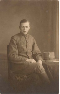 Metz, IJs(brand) F. Geboren op 22 augustus 1907 te Buren. Hij arriveerde in 1939 met zijn schip in de haven van Amsterdam. Werd vrijwel direct gemobiliseerd in de omgeving van Amsterdam. Op de foto zien we hem in uniform. (foto 25 september 1939)
