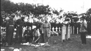 Een beeld van het opgraven van onbekende soldaten op de Algemene Begraafplaats van Nes direct na de oorlog in 1945. Op deze manier werd geprobeerd onbekende slachtoffers alsnog te identificeren. (foto 15 augustus 1945)
