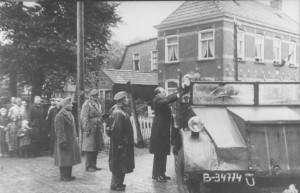 Overbrengen van de stoffelijke resten van gesneuvelde Franse en Marokkanse soldaten die op Ameland zijn aangespoeld en begraven naar een Franse erebegraafplaats. Burgemeester Walda legt krans op baar namens de gemeente Ameland. (foto 15 augustus 1949)