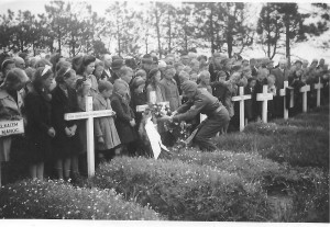 Eerste dodenherdenking na de oorlog op de Rooms Katholieke begraafplaats in Nes.