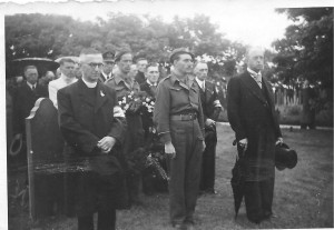 Eerste dodenherdenking 5 mei 1946 op de Algemene begraafplaats in Nes.