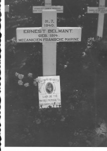 Graf van de bij Duinkerken gesneuvelde Franse militair E. Belmant. Het lichaam van Belmant spoelde op 31 juli 1940 op het strand van Ameland aan. Het bordje dat tegen het kruis staat is door de familie Belmant opgestuurd. (foto 31 juli 1940)