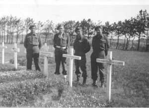 Canadese soldaten bij oorlogsgraven op de Roomkatholieke begraafplaats in Nes. (foto d.d. 20 juli 1945)