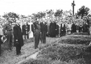 Eerste dodenherdenking na de oorlog op het Rooms Katholieke kerkhof in Nes.