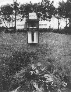 De identificatiepoging van een Franse militair  Een op 29 juli 1940 aangespoeld stoffelijk overschot werd aanvankelijk geïdentificeerd als Fernand Dieudonné van de Franse marine. Hij werd als zodanig begraven op 29 juli 1940 op de Algemene Begraafplaats te Hollum. Op verzoek van de vermeende familie werd hij op 5 juni 1942 overgebracht naar de Rooms Katholieke begraafplaats te Nes en daar herbegraven in rij 1 graf 10. Op 21 September 1946, op is hij op verzoek van de familie opgegraven voor identificatie. In de verklaring van de weduwe van Fernand Dieudonné stond dat hij een gouden tand naast de linker hoektand  in de bovenkaak had. Bij onderzoek van de schedel bleek dat bij de overledene alle natuurlijke tanden en kiezen aanwezig waren. Op grond van dit onderzoek verklaarde de broer Marcel Dieudonné met zekerheid dat de resten in de kist niet toe behoorden aan zijn bij Duinkerken vermiste broer. Op verzoek van de familie is ook het graf in Hollum geopend. Het slachtoffer lag daar in een dubbel graf. Men vermoedde aanvankelijk dat tijdens de opgraving in 1942 de verkeerde kist was overgebracht. Maar bij opgraving van de resten in graf 12 bleken dat de resten te zijn van Edmond Leon Louis. De stoffelijke resten van beide personen zijn 1949 herbegraven op een Franse begraafplaats. (foto 5 juni 1942)