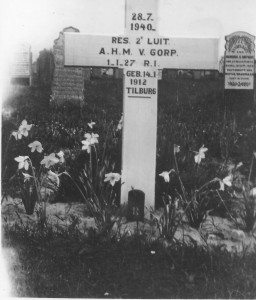 Graf van A.H.M. van Gorp uit Tilburg begraven op 28 juli 1940 op de algemene begraafplaats in Nes.  (foto 28 juli 1940)