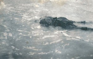 Een op het strand aangespoeld stoffelijk overschot. Een militair aan het begin van de oorlog gesneuveld en begraven op het eiland. (foto 28 juli 1940)