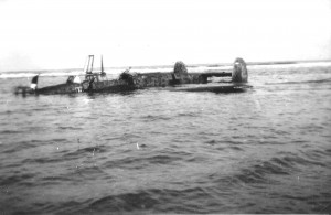 Neergestorte Duitse Messerschmitt 110 op het strand van Ameland.Het toestel stortte neer op 13 januari 1943. (foto 13 januari 1943)