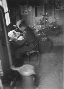 Een Duitse soldaat viert kerstfeest in zijn verblijf. (foto 26 december 1940)