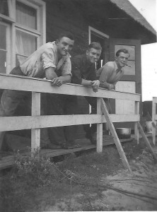 Drie Duitse soldaten staan in burgerkleding op de veranda voor hun verblijf een sigaartje te roken. Verblijf is een zomerwoning. Foto gemaakt tijdens het eerste jaar van de oorlog. (foto 15 september 1940)