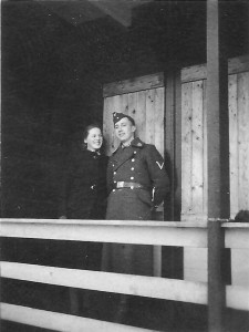 Een Duitse soldaat en een meisje staan op de verande van een zomerhuis dat dient als soldatenverblijf. (foto 12 maart 1941)