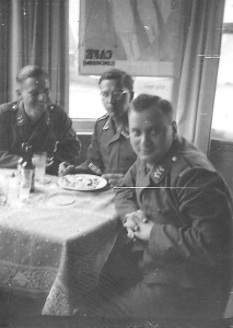 Duitse soldaten zitten in een cafe/restaurant wat te eten en te drinken tijdens het eerste jaar van de oorlog. (15 december 1940)