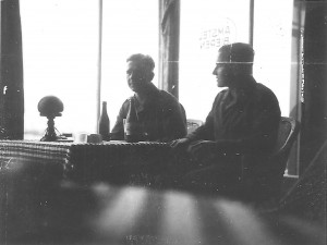 Duitse soldaten drinken wat in een cafe op Ameland. Foto gemaakt tijdens het eerste jaar van de bezetting. (20 oktober 1940)