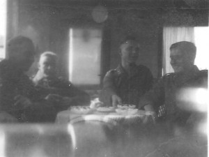 Duitse soldaten zitten in een café en drinken een borrel. (15 december 1940)