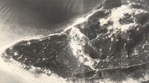 Luchtfoto van het Oerd gemaakt in 1945. Duidelijk zijn de naar verhouding forse verdedigingswerken te zien op en bij de Oerdblinkert. Ook zien we de verharde weg die door de bezetters is aangelegd naar de Oerdblinkert. Deze weg is na de oorlog opgebroken en de straatstenen zijn gebruikt voor woningbouw. De grote bunker is pas in de jaren 70 definitief gesloopt. (foto 15 augustus 1945)