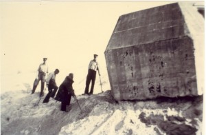 Sloop van het betonnen voetstuk van de radarinstallatie op het Engelsmanduun bij Hollum. (foto 15 augustus 1954)