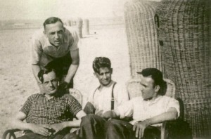 Nederlandse soldaten genieten van de zon op het strand tijdens de mobilisatie op het strand. (foto 20 augustus 1929)