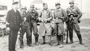 Op Ameland gearriveerde Duitse militairen poseren voor de camera. Foto is gemaakt aan het einde van de Strandweg te Nes. Met strandpaviljoens Scheltema en Steinvoorte op de achtergrond.