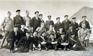 Groepsfoto van Nederlandse militairen tijdens de mobilisatie voor hotel Scheltema aan het einde van de Strandweg te Nes. (foto 20 september 1939)