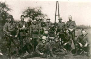 Groepsfoto van bewapende Nederlandse militairen tijdens de mobilisatie.  Het lijkt dat de foto is genomen tijdens een oefening op 29 en 30 augustus 1939.  De generaals Borel en Duymar van Twist brachten toen een bezoek aan Ameland. (foto 15 februari 1940)