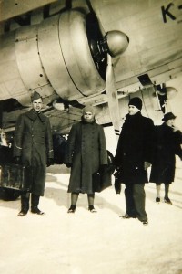 Twee eilander militairen keren tijdens de mobilisatie met verlof terug naar Ameland. Het eiland is geisoleerd door de strenge winter van 1939 en zo moeten de mannen gebruik maken van een KLM vliegtuig hadden op het eiland met een vliegtuig in de strenge winter van 1939. Het eiland heeft nog geen vliegveld en de KLM toestellen maken gebruik van het strand. (foto 24 december 1939)