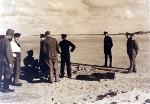 Explosieven zijn naar het strand vervoerd door tijdens de mobilisatie op het eiland gestationeerde militairen om ze daar te laten springen. Zowel de Landmacht als de Marine zijn vertegenwoordigd. (foto 15 augustus 1939)