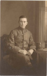 Foto van vermoedelijk Jan H. Kienstra, geboren 14-9-1911 te Nes. Tijdens mobilisatie o.a. in Makkum gelegerd. (foto 20 september 1939)