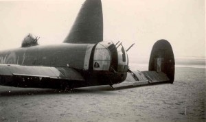 Fotot van de achterste geschutskoepel van de Avro Manchester welke op 8 september 1941 een geslaagde noodlanding maakte nabij het strand van Ameland. (foto 12 september 1941)