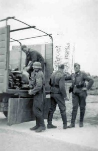 Vrachtwagen wordt gelost door Wehrmachtsoldaten. (foto 25 juli 1940)