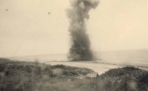 Een van de vele zeemijnen die tijdens de oorlog op de kust aanspoelden wordt hier tot ontploffing gebracht. Foto waarschijnlijk gemaakt tijdens mobilisatie of eerste jaar van de bezetting. (foto 23 november 1943)